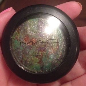 MAC LE mineral eye in unsurpassable