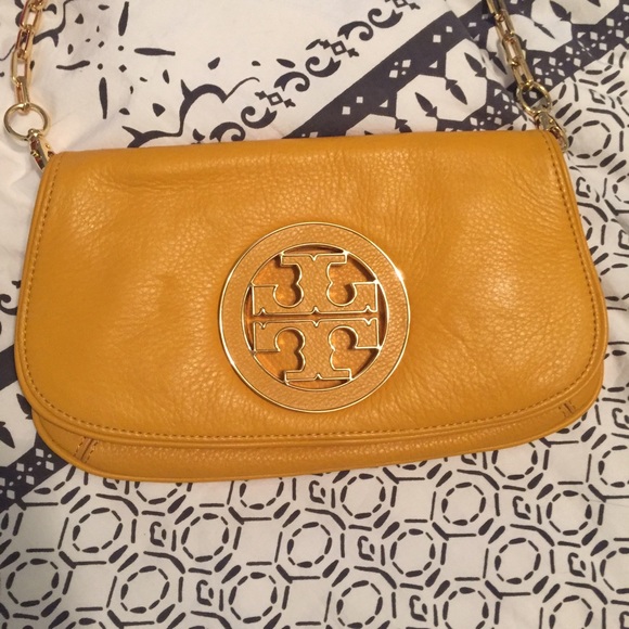 Tory Burch Amanda logo clutch!! 👛💋