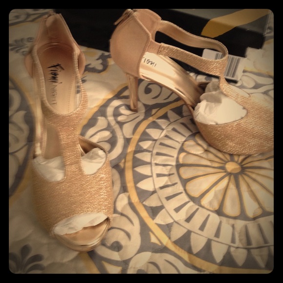 Gold shoe - Picture 1 of 4