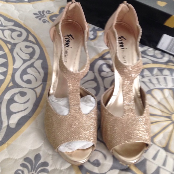 Gold shoe - Picture 2 of 4