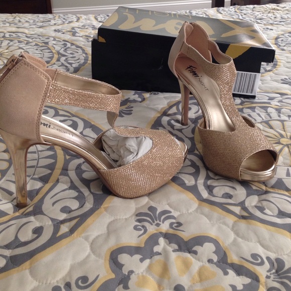 Gold shoe - Picture 3 of 4