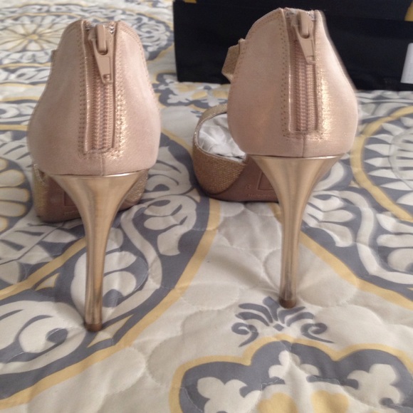 Gold shoe - Picture 4 of 4