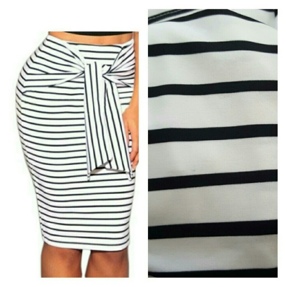 Last one. Final price. White & Black Skirt
