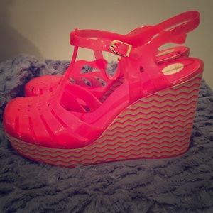 Oh!!! Perfect wedge pool party shoes!