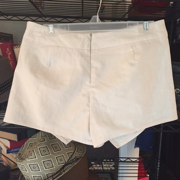 Ivory shorts - Picture 2 of 2