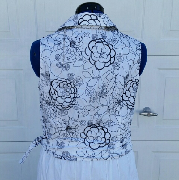 EUC Embroidered Wrap Top - Picture 2 of 3