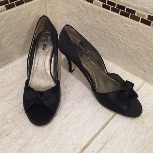 Kenneth Cole Reaction open toe black heels - Picture 2 of 4