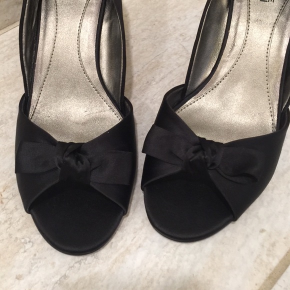 Kenneth Cole Reaction open toe black heels - Picture 3 of 4