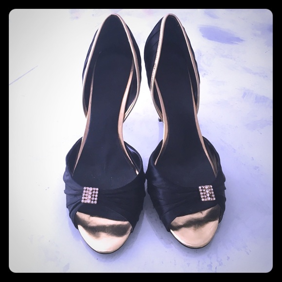 Black & Gold Nine West Pumps!