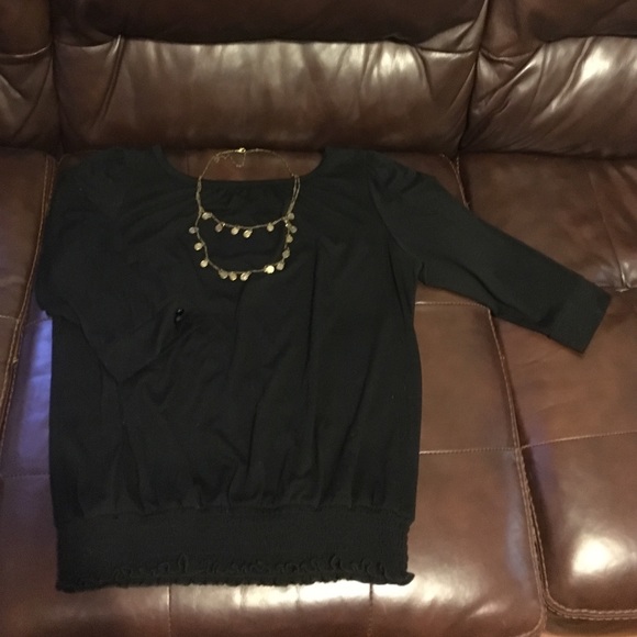 Cute 3/4 sleeve black banded hem shirt