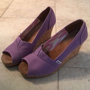 Lavender linen peep-toe wedges