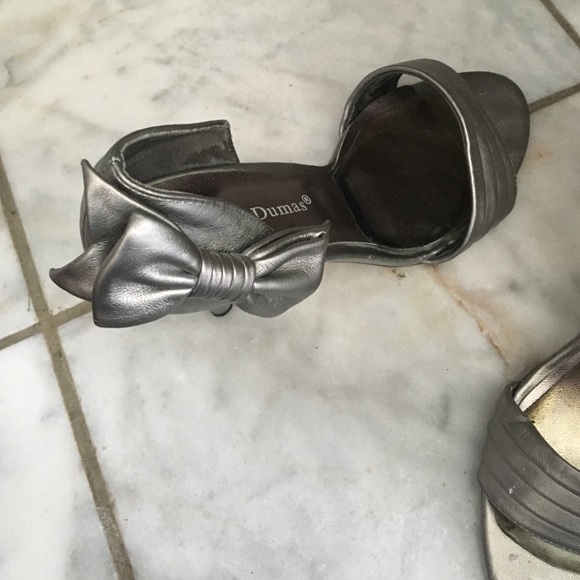 Silver/ grey heels with bow - Picture 3 of 3