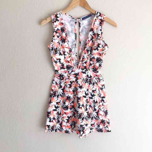 HP | Deep V-neck Floral Romper - Picture 2 of 4
