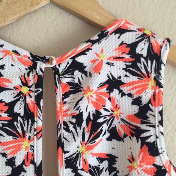 HP | Deep V-neck Floral Romper - Picture 3 of 4