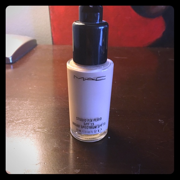MAC Studio Fix Fluid: shade NW20
