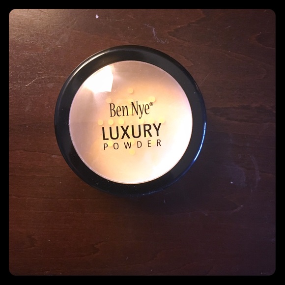 Ben Nye Luxury (Banana) Powder