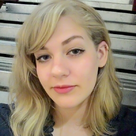 Meet your Posher, Caitlin - Picture 1 of 3