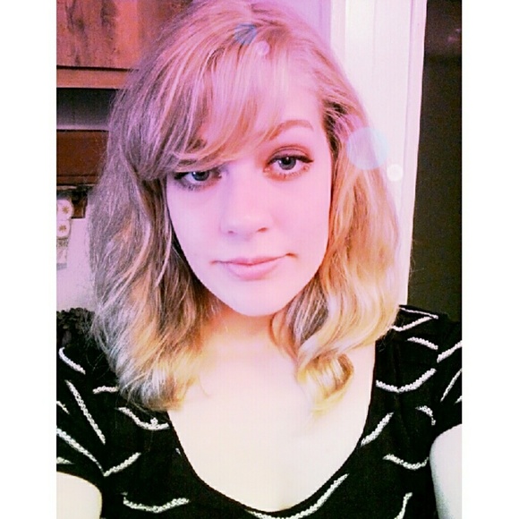 Meet your Posher, Caitlin - Picture 2 of 3