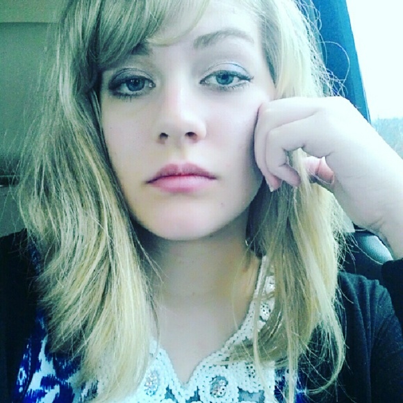 Meet your Posher, Caitlin - Picture 3 of 3