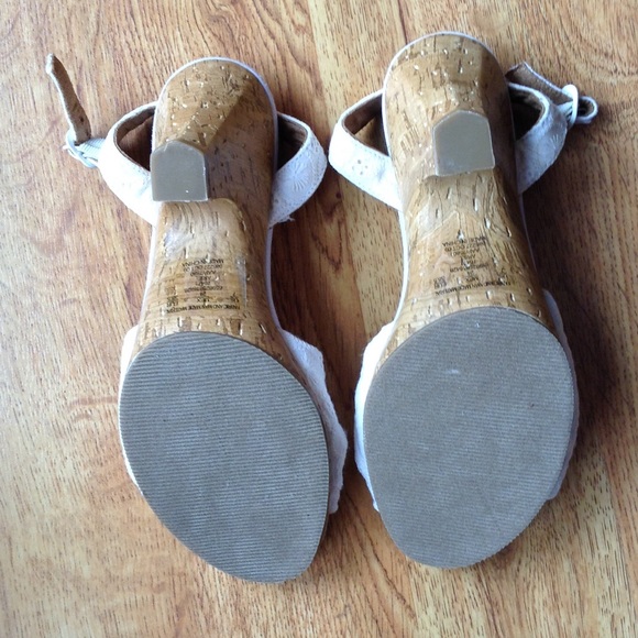 White Eyelet Sandals Size 7 - Picture 3 of 4