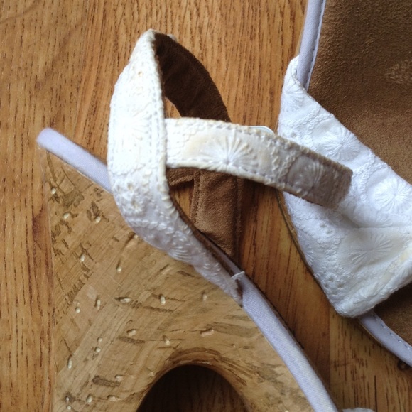 White Eyelet Sandals Size 7 - Picture 4 of 4