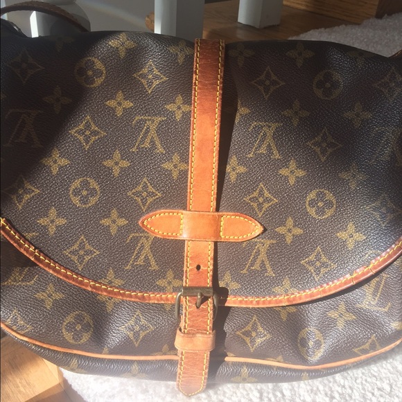 Louis Vuitton Handbags - 💯% Authentic Louis Vuitton Saumur 30 crossbody