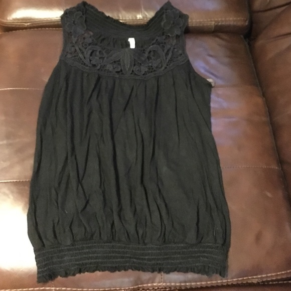 Black banded hem sleeveless shirt