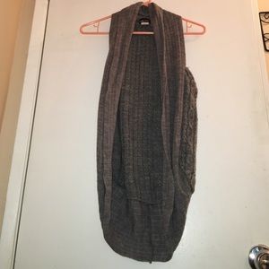 Sleeveless knitted cardigan