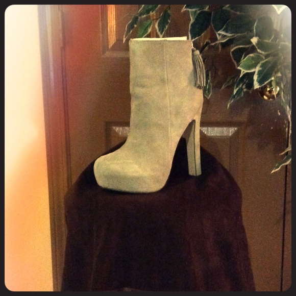 Rainy Day Sale!! ☂☂ Steve Madden Taupe bootie.