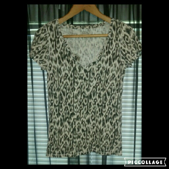 Design V-neck 100% Cotton Tee