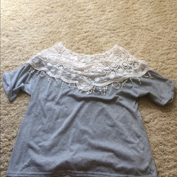 T shirt with lace shoulders