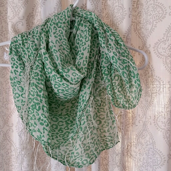Green animal print scarf - Picture 1 of 3