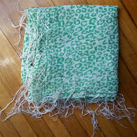 Green animal print scarf - Picture 3 of 3