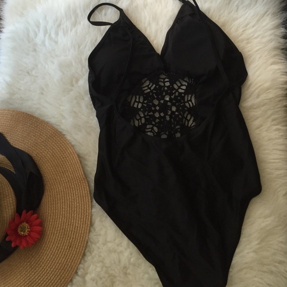 🎉HP! Sexy Naomi Swimsuit that looks absolutely 💯 - Picture 3 of 4