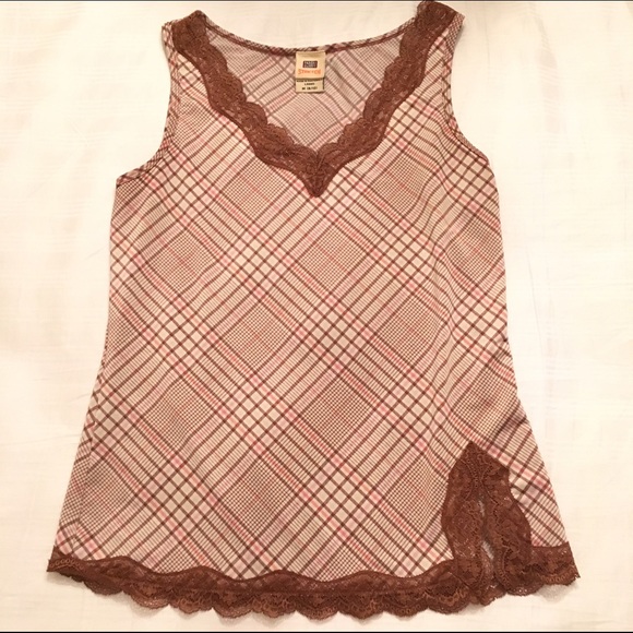Sleeveless Camisole Blouse with Lace