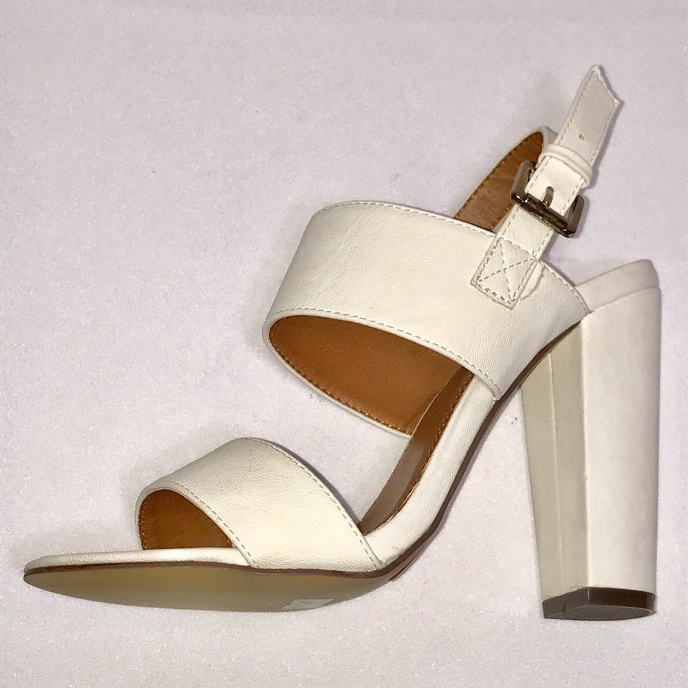 Super cute white sandal 😘 MUST HAVE 😘