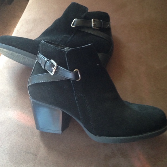 Black leather booties size 8.5- Super stylish