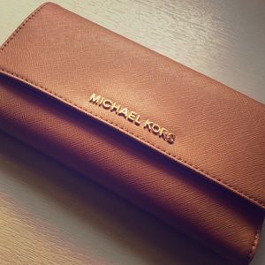 ✨FINAL SALE✨ beautiful Michael Kors Wallet!