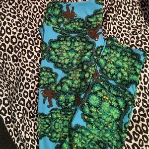 BNWOT OS LULAROE BIGFOOT LEGGINGS