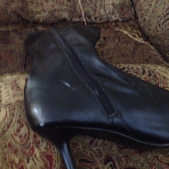 Tall Black Healed Boots with Bows.-