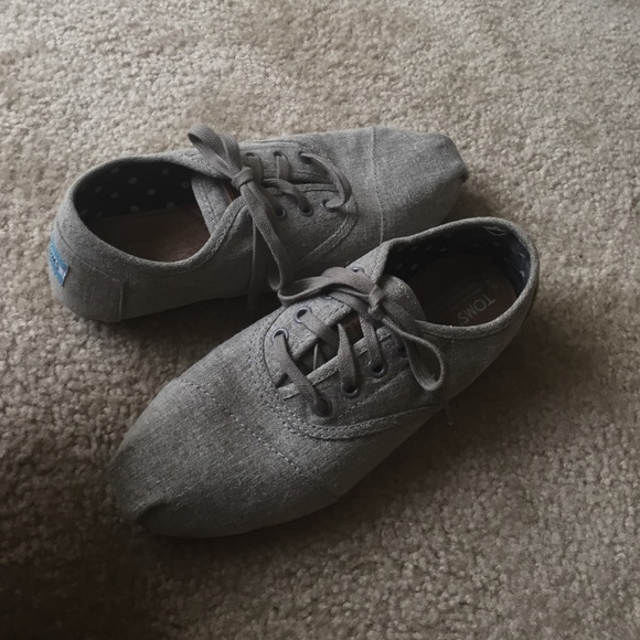 Like new lace up Toms