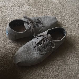 Like new lace up Toms