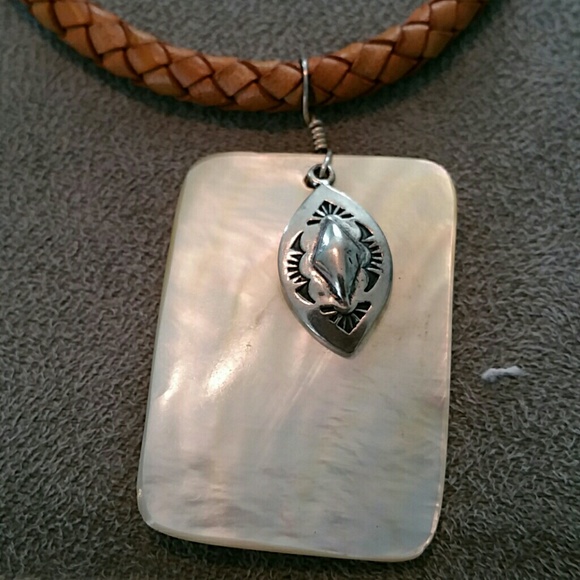 Mother of Pearl she'll necklace - Picture 2 of 2
