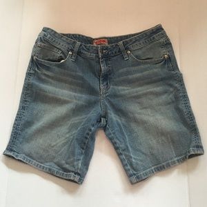 Excellent condition distressed Jean shorts