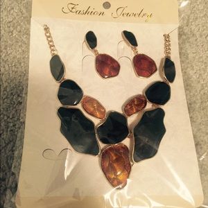 Set of earrings and necklace