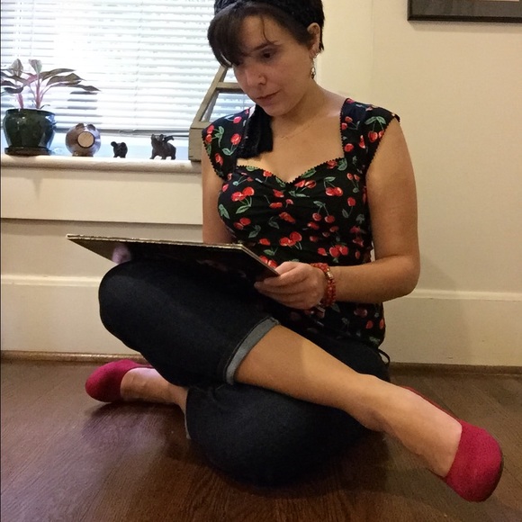 Old Navy Pants - Dark rinse capris, Old Navy