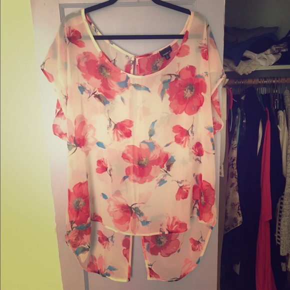 Torrid hi-lo floral button back blouse.