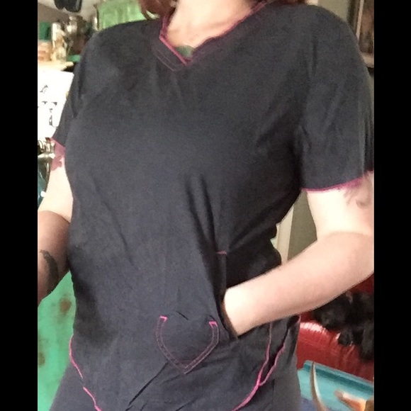 Scrub top. Fitted. HeartSoul. Gray.