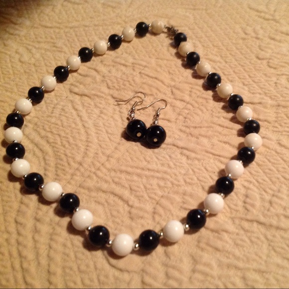 🌹Beautiful~Black/White~Necklace~Set ~Polka-Dot 🌹 - Picture 4 of 6