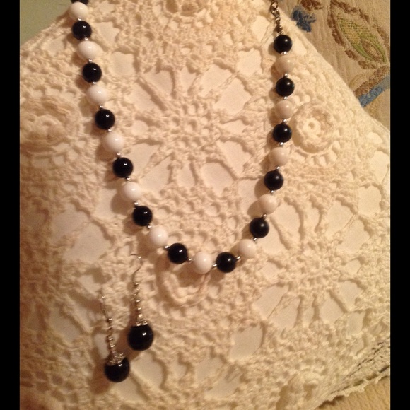 🌹Beautiful~Black/White~Necklace~Set ~Polka-Dot 🌹 - Picture 5 of 6